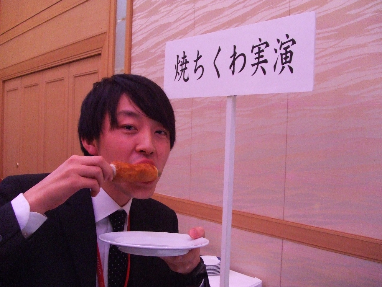 JSCAS2012@Tokushima_He bites into chikuwa at banquet